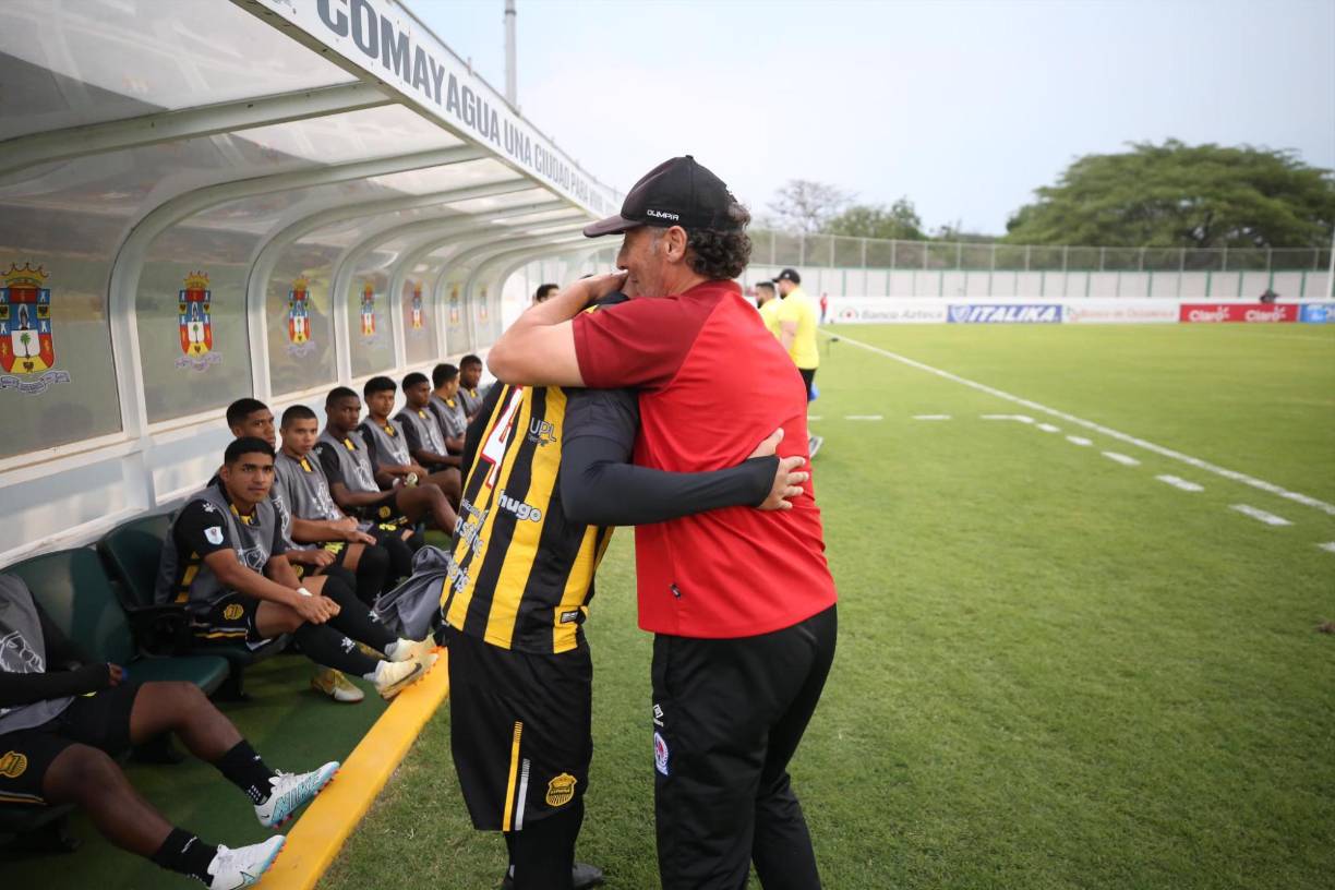 El volante Mayron Flores del Real España le dio un abrazo a Pedro Troglio. El argentino lo dirigió en el Olimpia hace unas temporadas atrás.