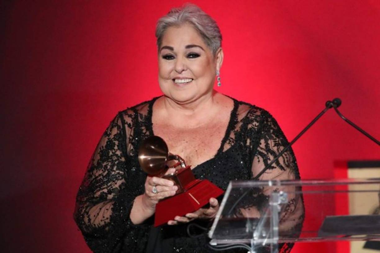 La cantante mexicana Lupita D'Alessio destacó que la excelencia musical 'abarca muchas cosas'.<br/><br/>'Es increíble que hayan visto la pasión y la entrega con la que una llega al escenario. Qué padre... Estoy muy emocionada, pero no quiero llorar porque entonces se me van a caer las pestañas', dijo entre risas.