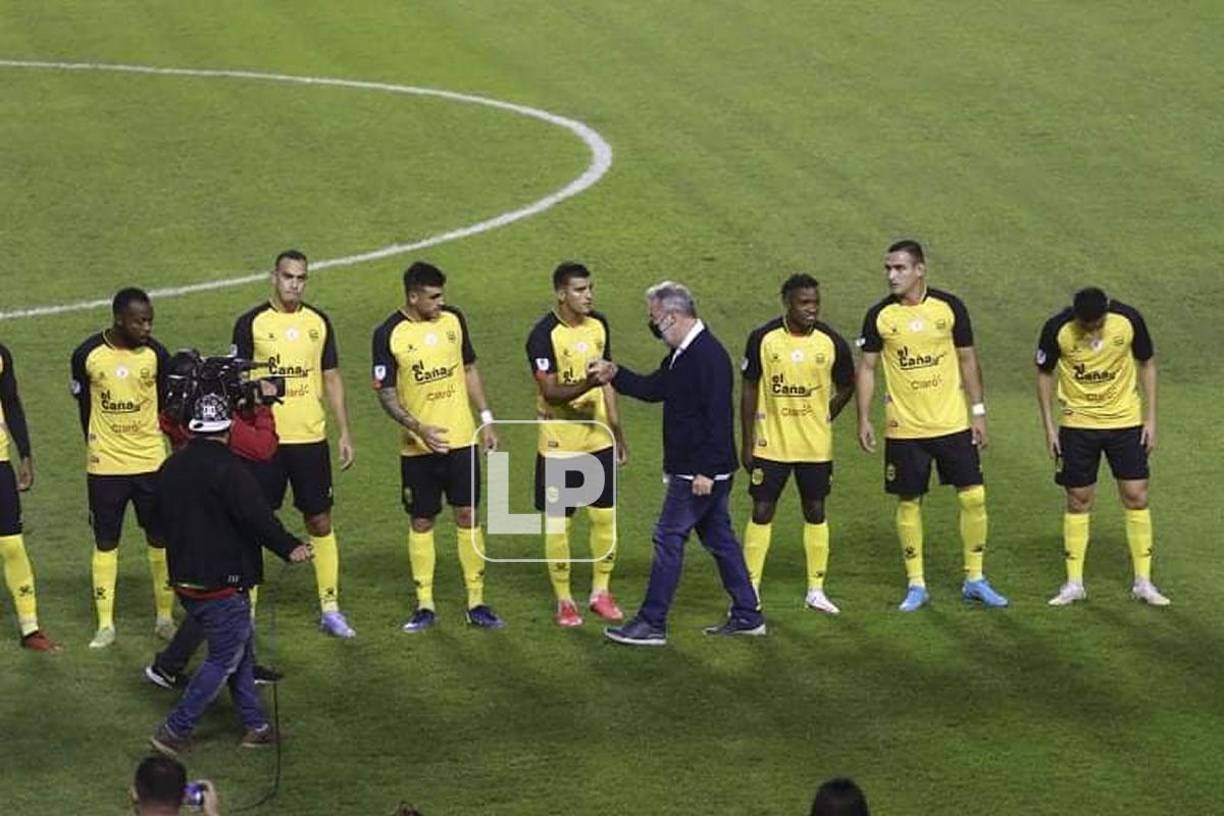 El alcalde de San Pedro Sula, Roberto Contreras, se hizo presente en el estadio Olímpico y realizó el saque de honor del derbi. Saludó uno a uno a los jugadores de Marathón y Real España.