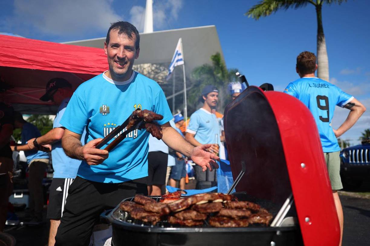 No podíab faltar los asados de los aficionados uruguayos antes del partido contra Panamá.