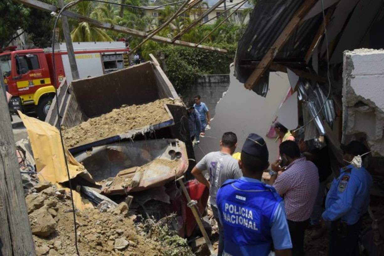 El cuerpo de bomberos se unió a los esfuerzos de la Policía Nacional para rescatar al chófer.
