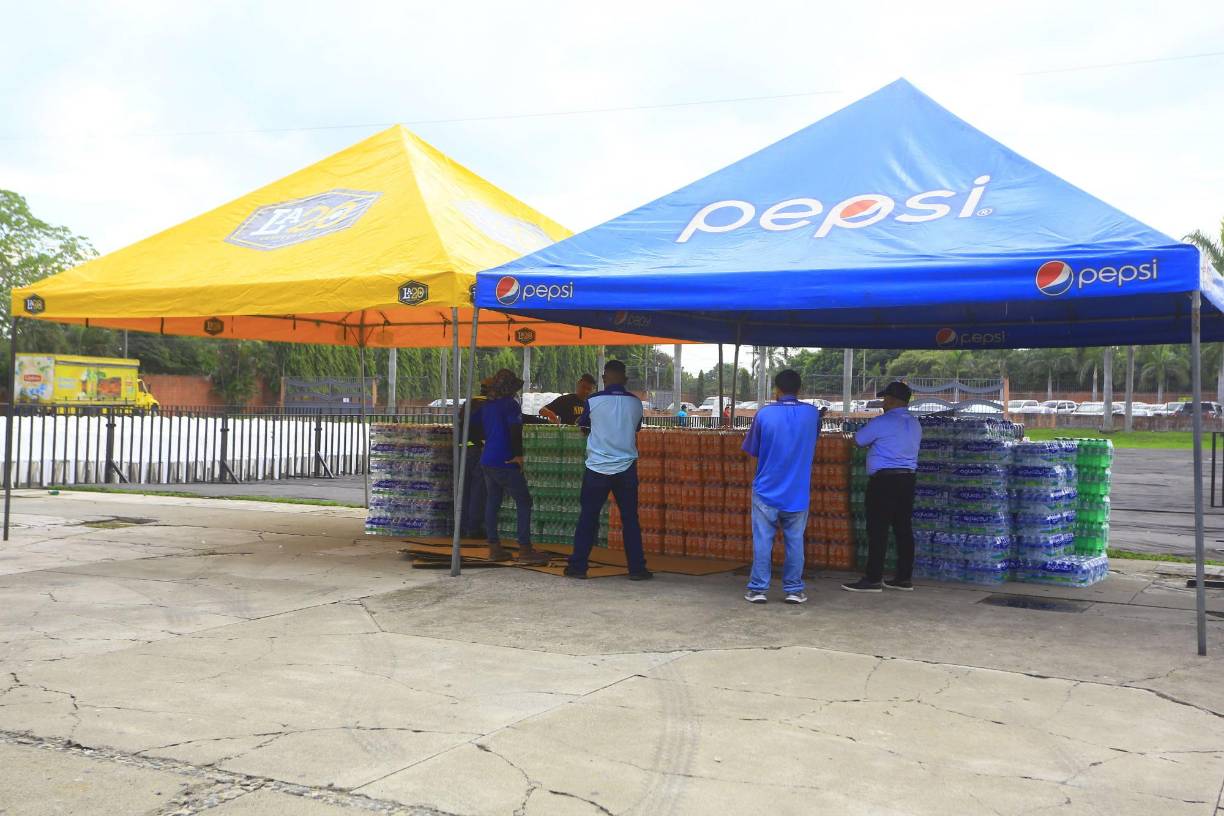 Y no puede faltar la venta de bebidas y alimento en el concierto; la marca Pepsi y La20 estarán presentes con sus productos, mientras otras marcas de comida también estarán vendiendo. Sin duda, este recital también será de aporte y flujo positivo a la economía de muchas familias hondureñas. 