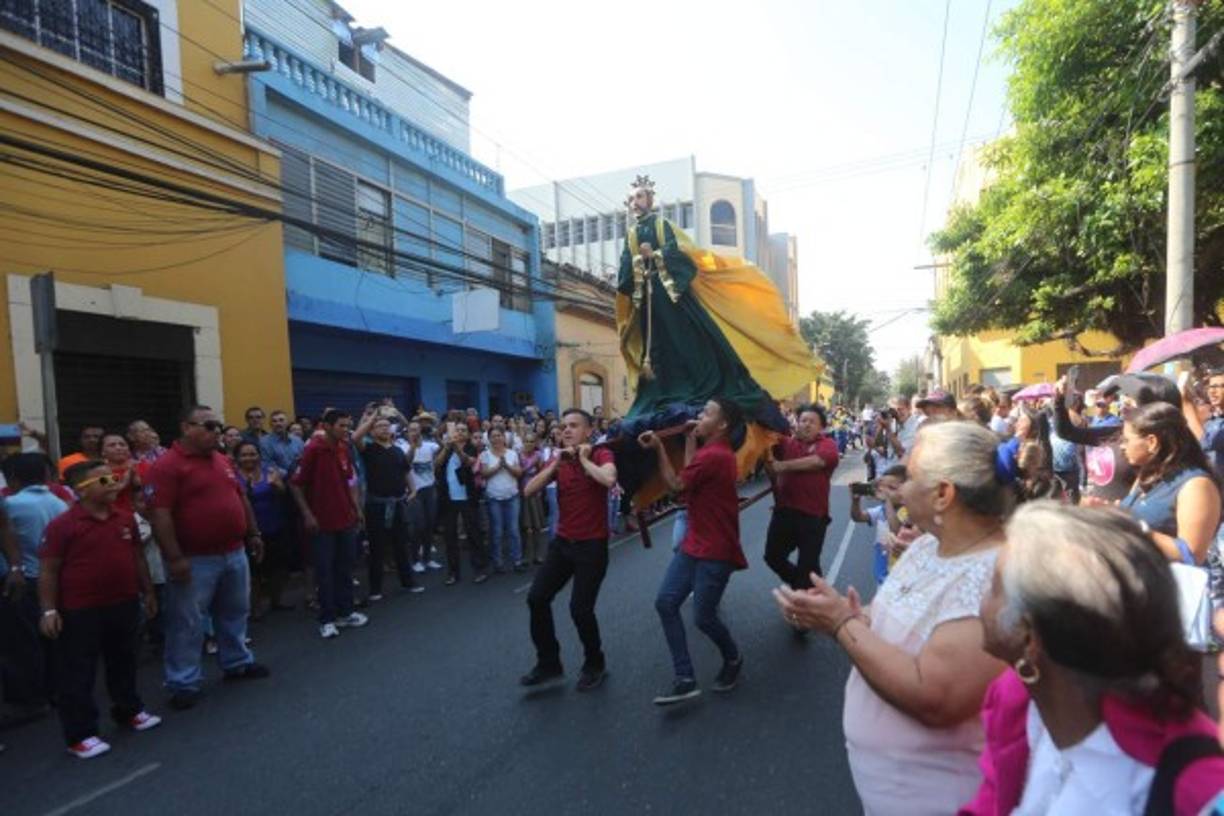 Luego las imágenes recorren las calles hasta encontrarse con Cristo resucitado.