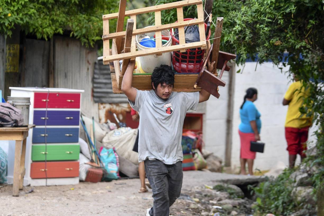 Casa loca, chalecos y cámaras: los hallazgos en colonia gobernada por mareros en Tegucigalpa (FOTOS)