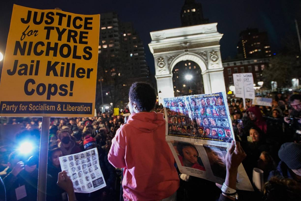 A pesar de los llamamientos nacionales en favor de una reforma policial tras la muerte de George Floyd, el número de personas que murieron durante interacciones con la policía alcanzó en 2022 su nivel más alto en 10 años, con 1.186 víctimas mortales, según el sitio web Mapping Police Violence.