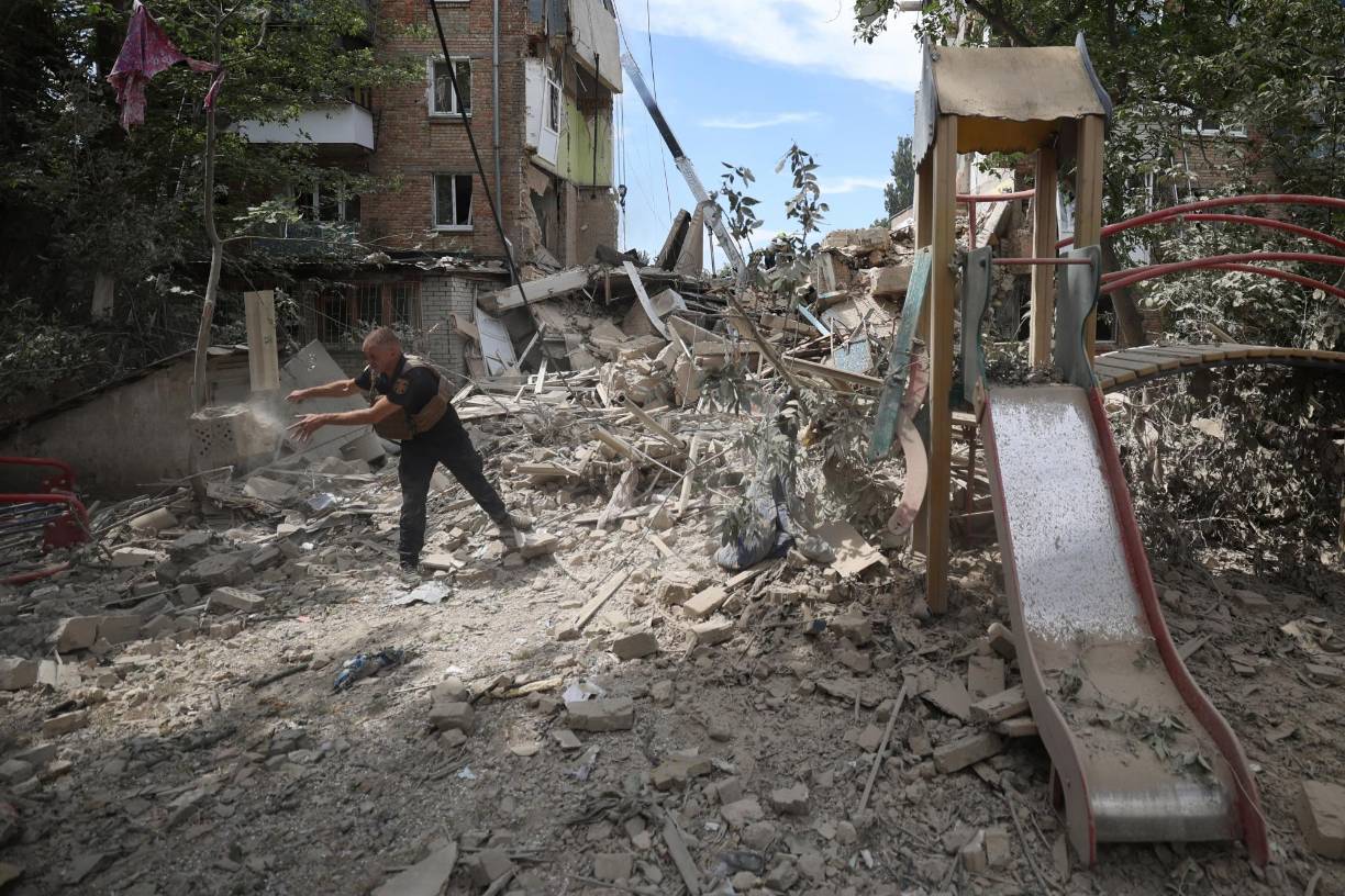 Cuando llegó todavía emanaba humo de entre los escombros. El hombre, de 37 años, afirmó que le fue “imposible contener” la emoción tras encontrar a su esposa y su hijo sanos y salvos.