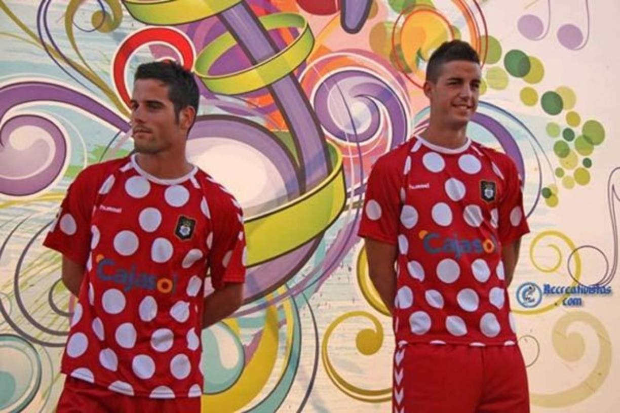 Camiseta del Recreativo de Huelva. 'Queríamos ser innovadores', explicó el gerente de marketing del Recreativo a mediados de 2012 cuando se presentó esta casaca. Pero los hinchas del equipo la reprobaron a tal punto que organizaron una manifestación en protesta.