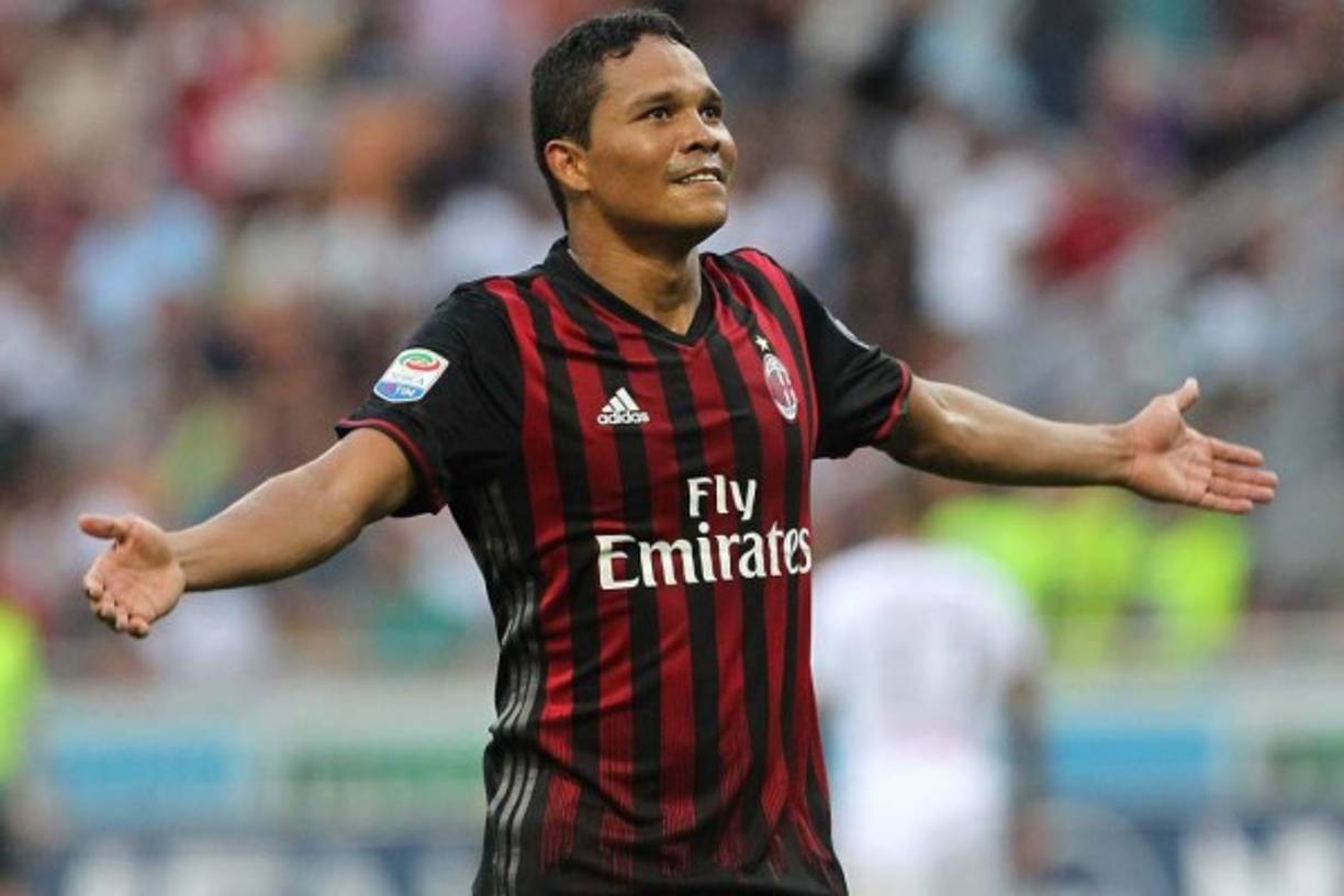 Carlos Bacca ha comenzado la temporada a lo grande, el colombiano anotó tres goles en el primer partido de liga y ha vuelto a despertar el interés de varios equipos importantes, sin embargo, el AC Milan no está dispuesto a venderlo a pesar de que ha recibido una oferta muy interesante del West Ham. El conjunto inglés estaba dispuesto a pagar 30 millones de euros para hacerse con los servicios del delantero, pero el traspaso no se concretó.