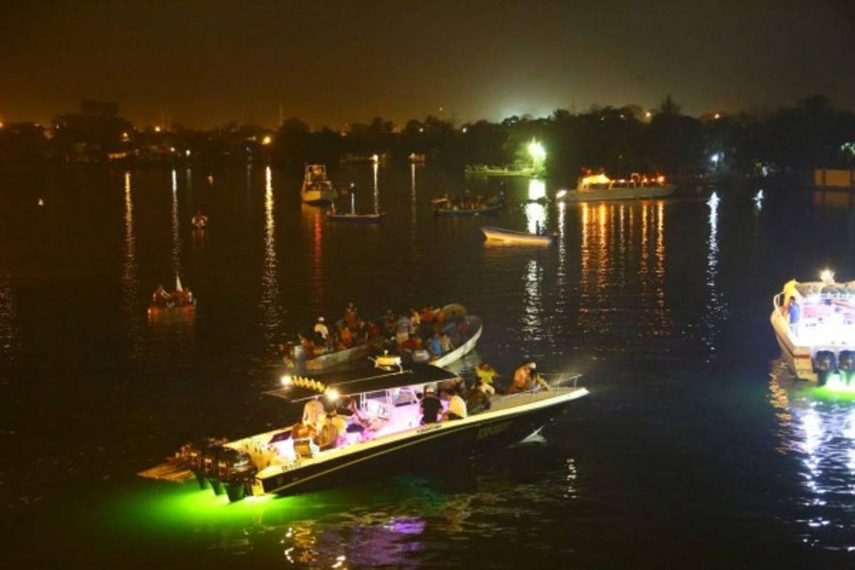 La Noche Veneciana es una de las actividades tradicionales de la feria de Puerto Cortés que convoca a miles de visitantes.