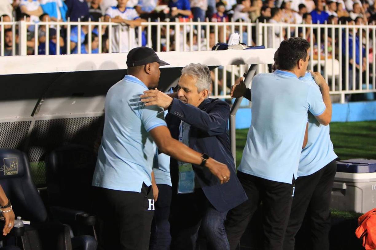 Reinaldo Rueda celebrando el 2-0 de la Selección de Honduras con su cuerpo técnico.