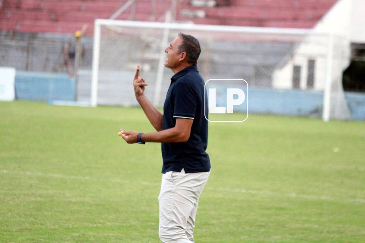El tremendo enfado de ‘La Tota‘ Medina con sus jugadores en la derrota frente al Victoria.