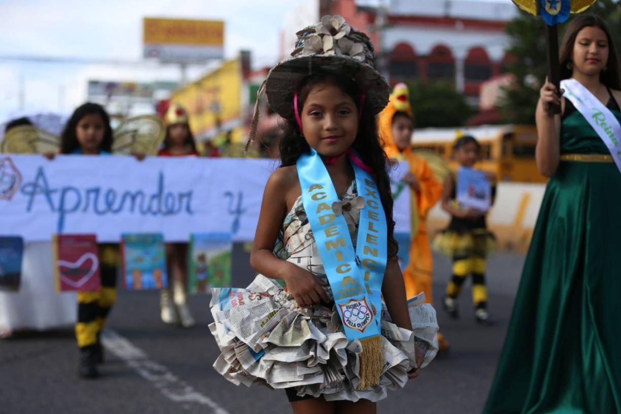 Esta pequeña, con excelencia académica, viste un traje a base de periódico, con el objetivo de concienciar sobre el reciclaje de materiales que pueden dañar el medio ambiente. 