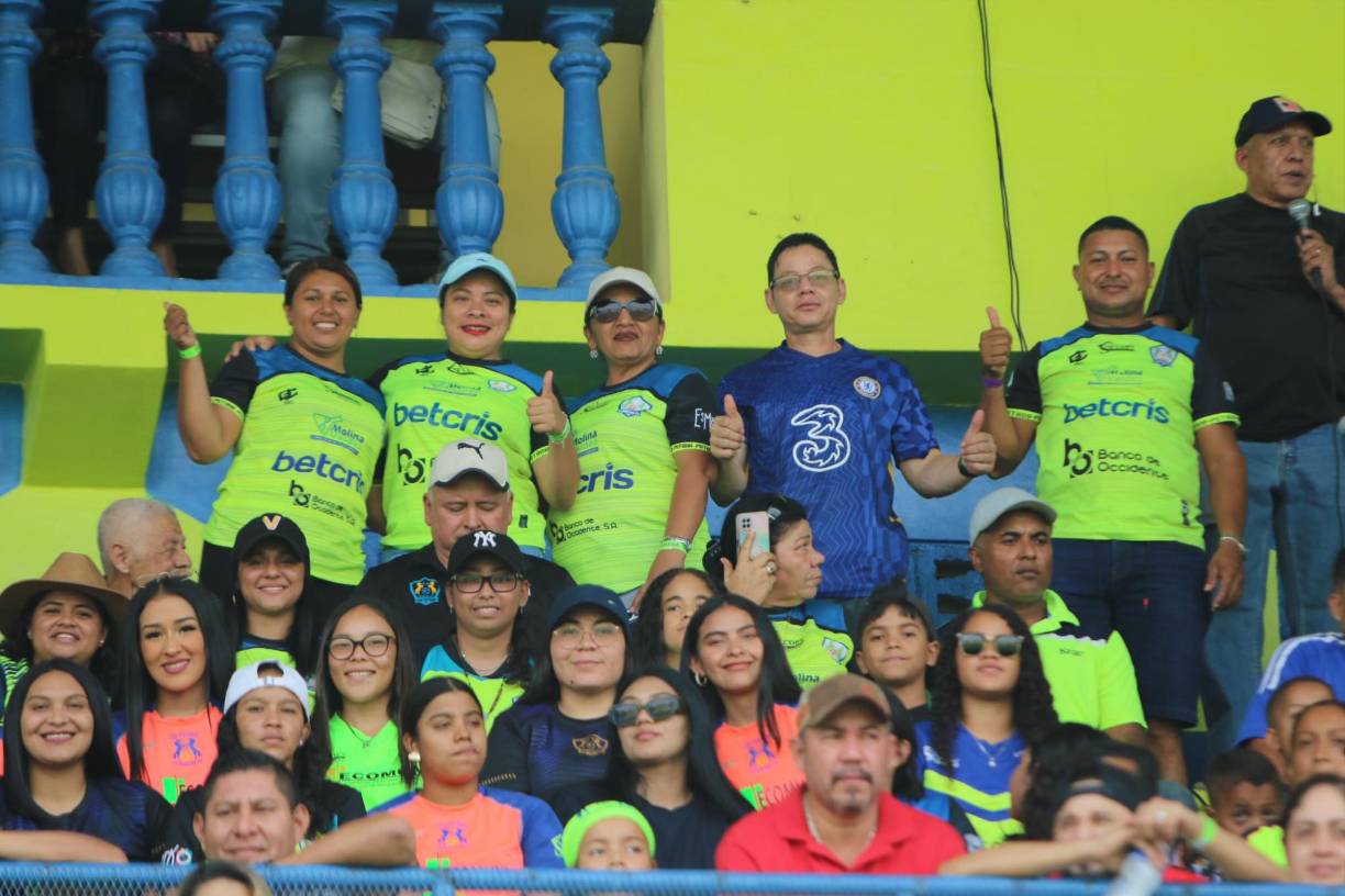 Un gran ambientazo se mostró en las gradas, los hinchas de Potros nunca decepcionan.