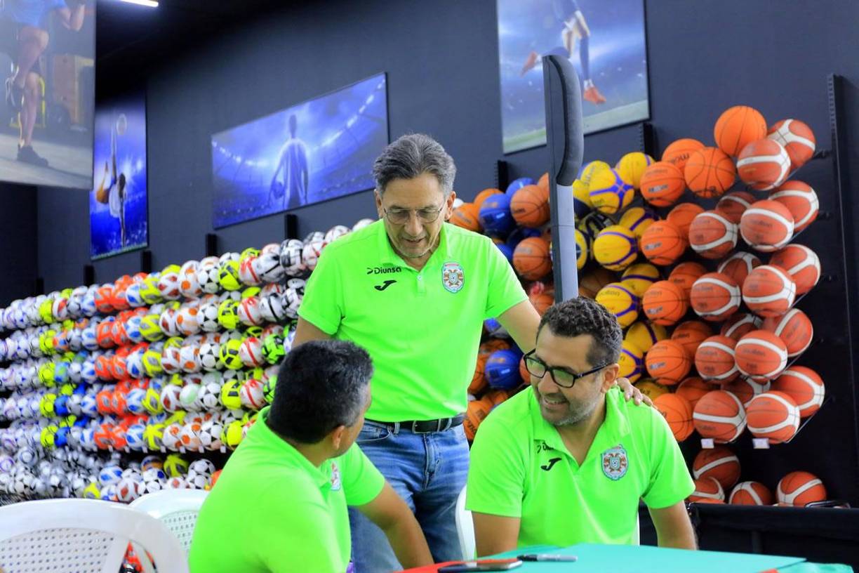 Furor: Marathón se deja querer por su afición en firma de autógrafos