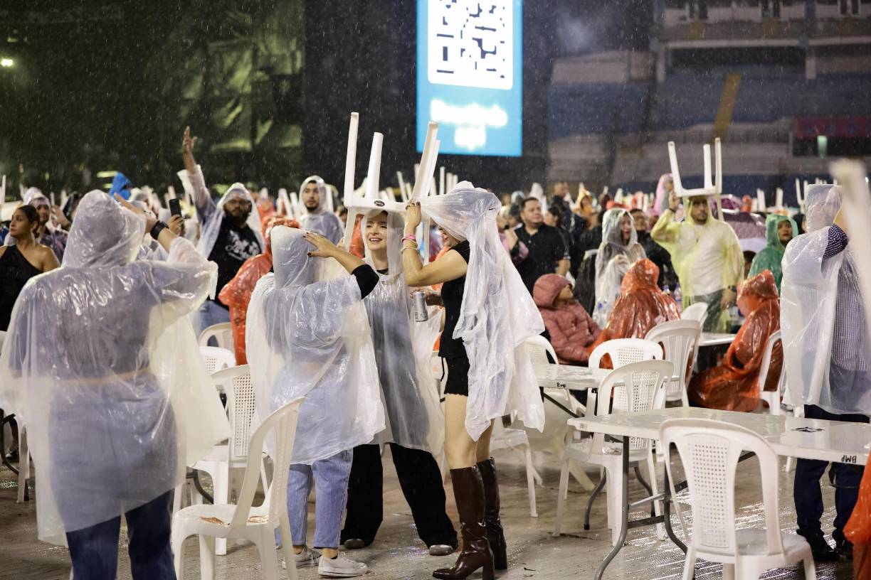 Una tormenta comenzó a tomar protagonismo minutos antes de que Henry, Max, Lenny y Romeo Santos salieran al escenario, por lo que todos se vieron obligados a buscar capotes y otras formas de protegerse. 
