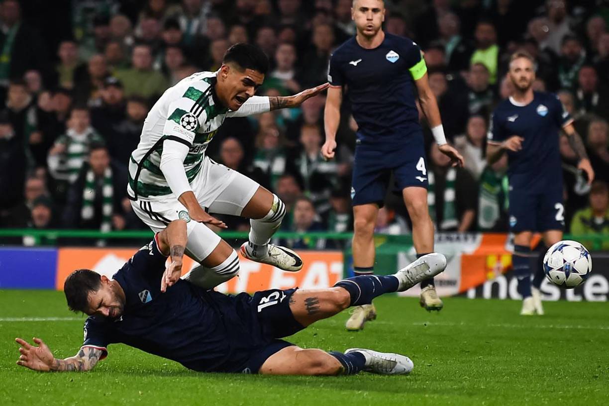 Luis Palma sufriendo una barrada del defensa italiano Alessio Romagnoli de la Lazio.