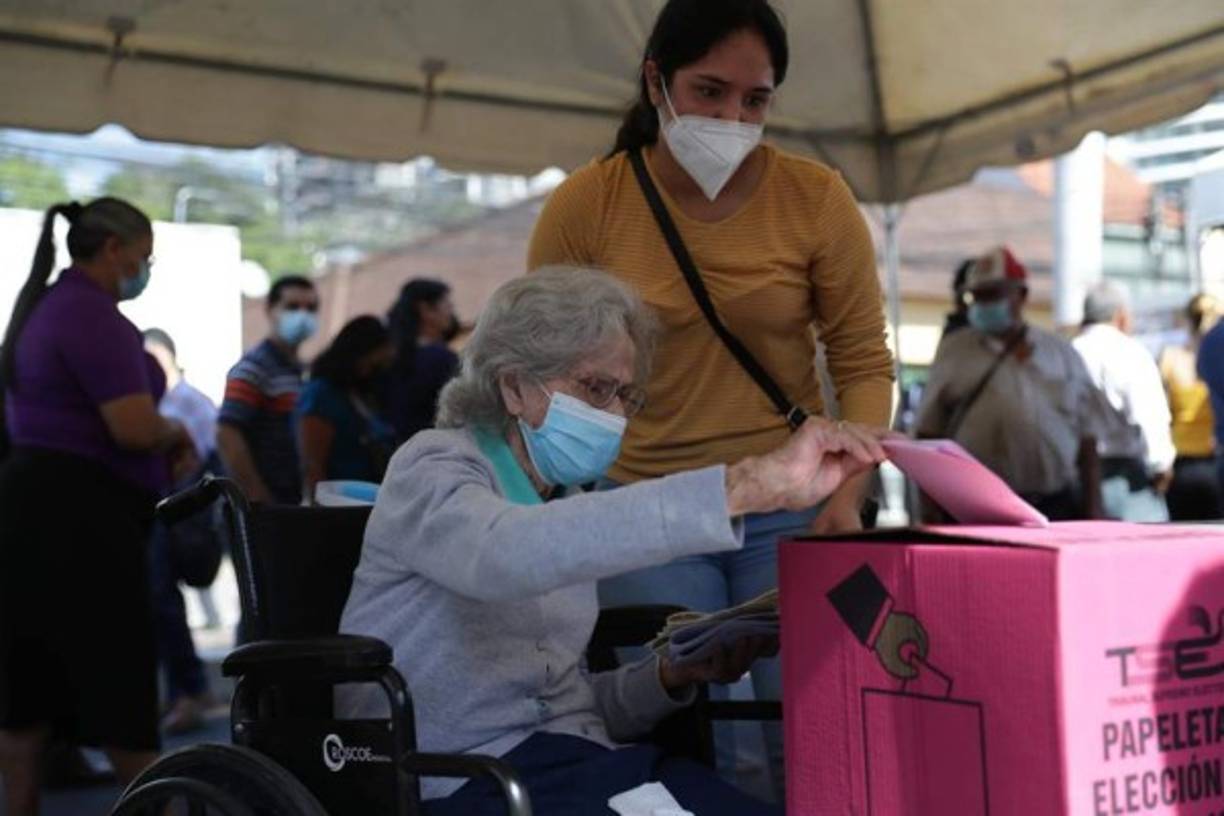 En los alrededores de los centros de votación, los diferentes partidos instalaron toldos donde ciudadanos corroboran el número de mesa donde les corresponde votar. Foto EFE