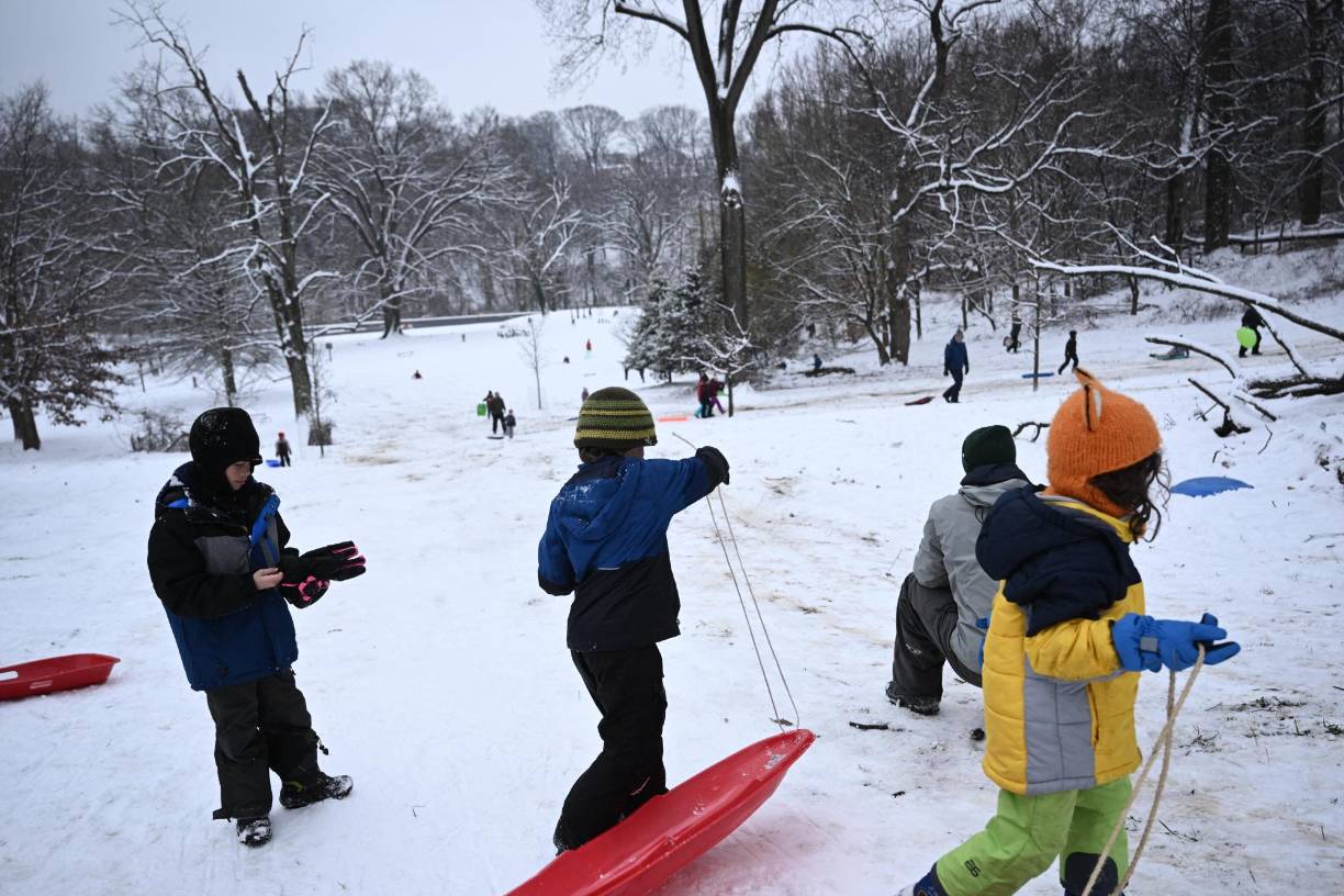 El Servicio Meteorológico Nacional estadounidense (NWS, en inglés) había advertido que las intensas nevadas y lluvias que desde la semana pasada afectan al Medio Oeste y a la región de los Grandes Lagos se extenderían al sur de Estados Unidos y a la costa este del país, impactando en ciudades como Nueva York, Washington y Filadelfia.