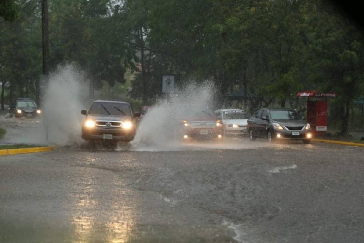 Las lluvias que cayeron esta tarde zonas del noroeste de Honduras provocaron que se inundaran numerosas calles y caminos de la zona afectada.