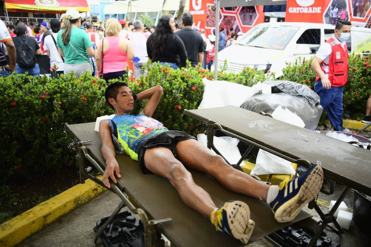 El guatemalteco José González se ha convertido en el ganador de la edición 46 de la Maratón Internacional de Diario LA PRENSA, liderando en solitario el recorrido de los 21 kilómetros. 