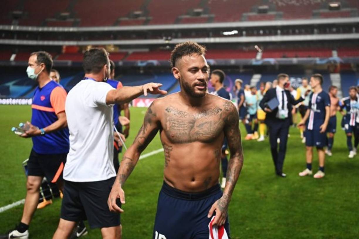 Neymar fue captado con la camiseta del jugador del Leipzig en sus manos durante los festejos.