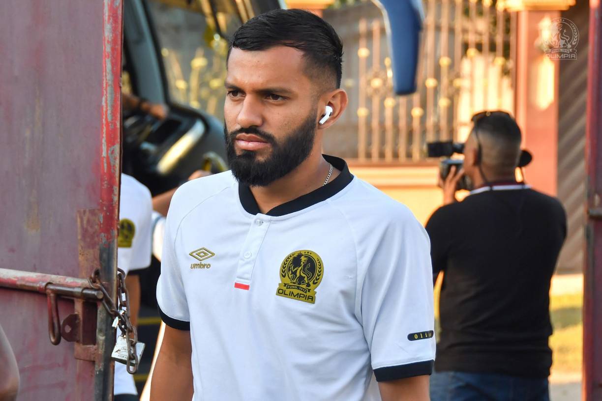 Jorge Álvarez: Hará dupla en el centro del campo con Carlos Pineda. 