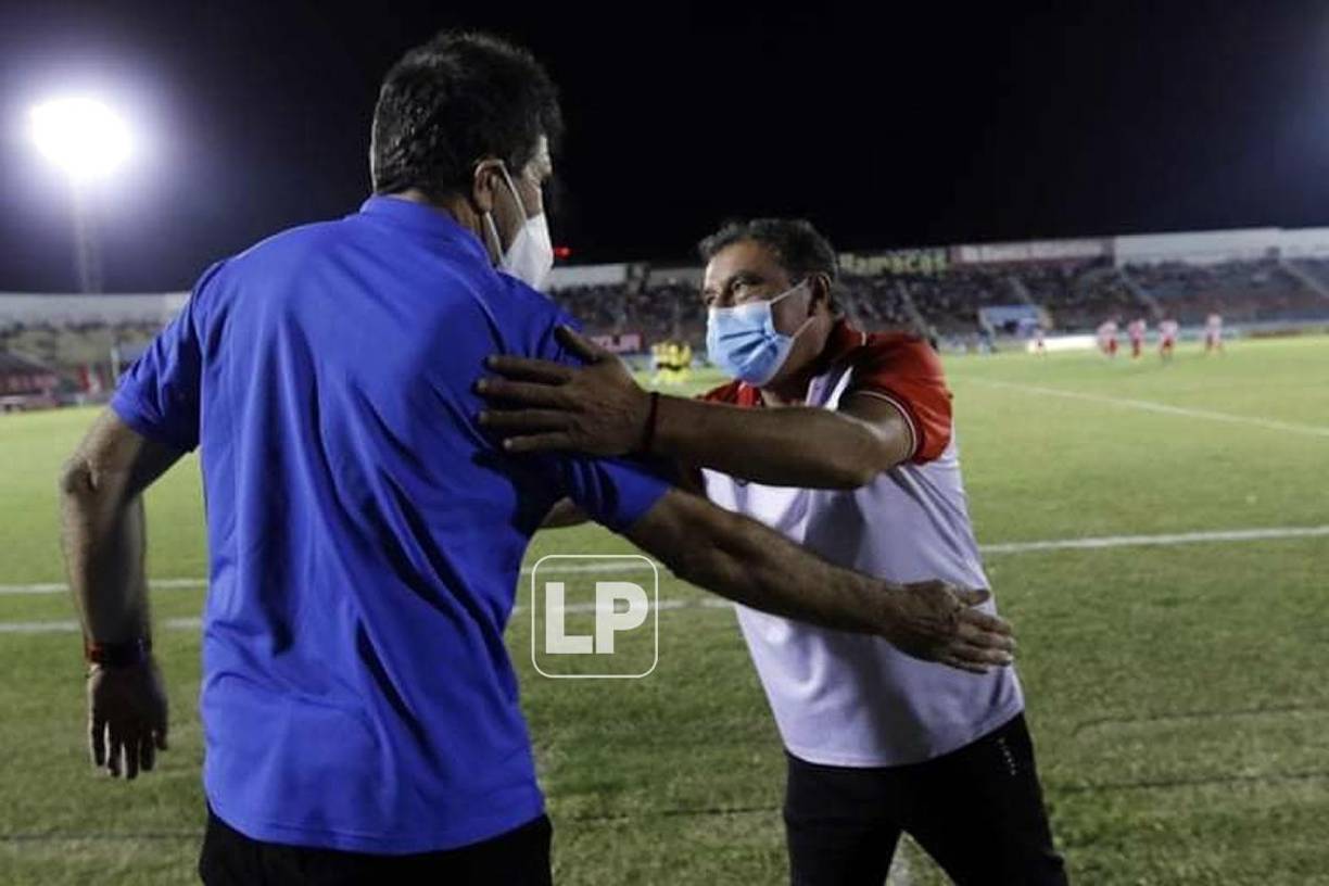 El saluda amistoso entre Héctor Vargas y Fernando Mira antes del partido.