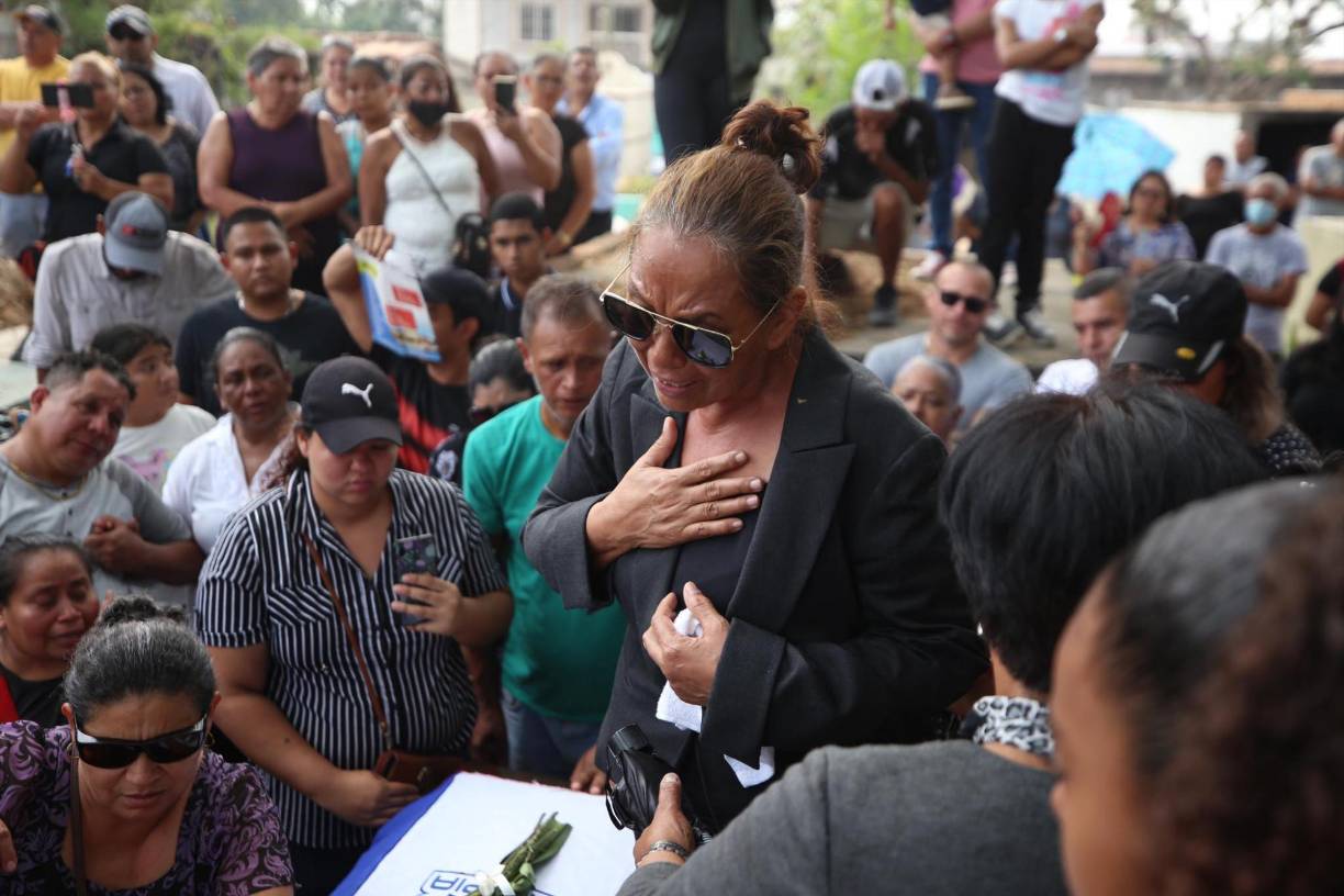 Antes del entierro, dieron palabras en honor a Elmer Canales.