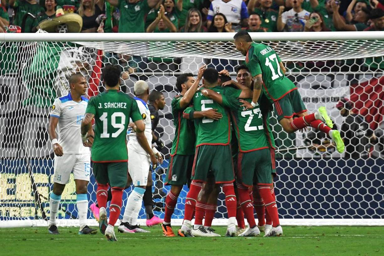Los mexicanos montaron una fiesta y celebraron unidos los goles ante Honduras.