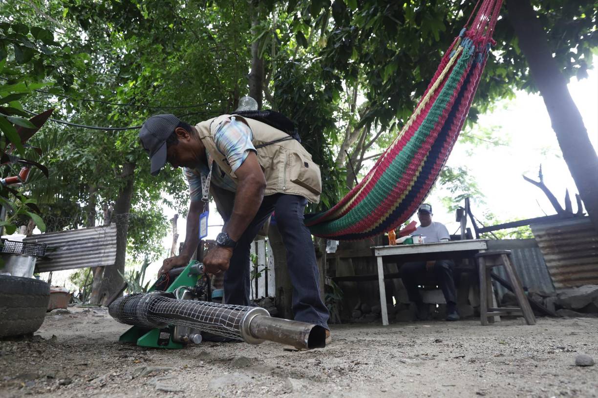 Cabe recordar que con estos megaoperativos se busca intervenir las zonas más afectadas por el dengue, con base en los informes epidemiológicos semanales que proporciona la Región Metropolitana de Salud. 