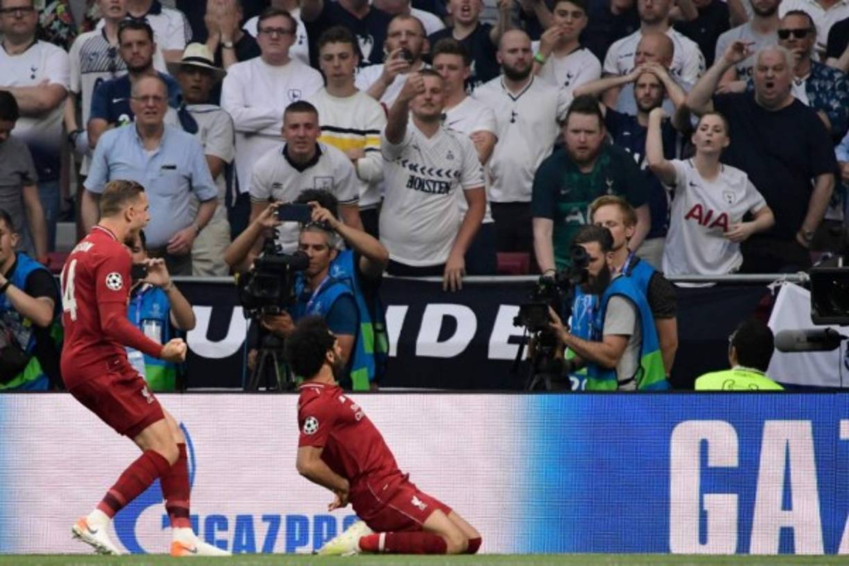 Mohamed Salah se fue a festejar el gol y en el fondo la afición del Tottenham .