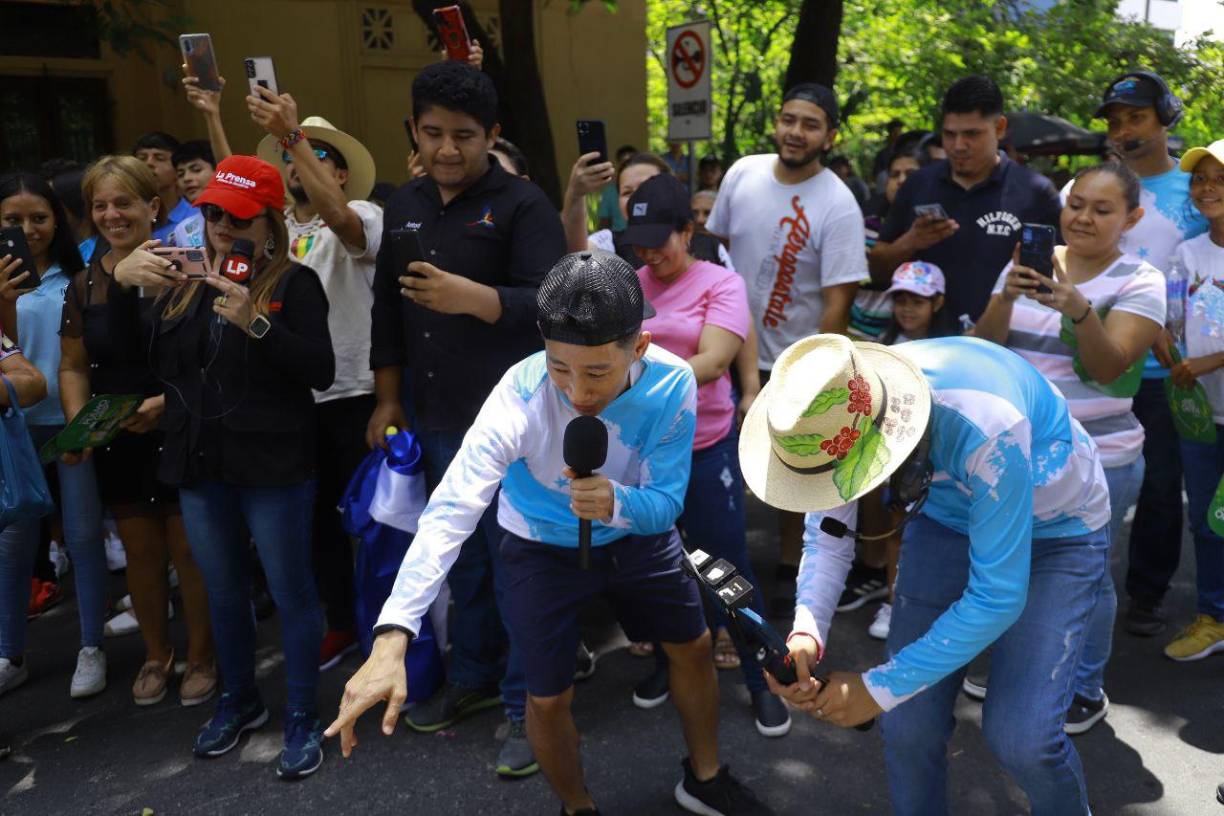 Shin Fujiyama, el japonés más querido de Honduras anduvo transmitiendo en vivo los desfiles.,