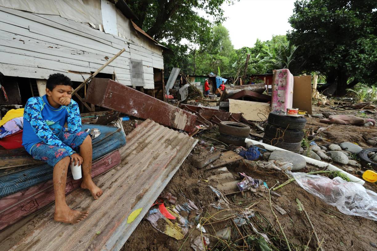 Sara se formó al este de la frontera entre Honduras y Nicaragua, y se desplazó a lo largo de la costa caribe hondureña hasta avanzar hasta Belice y disiparse en la península de Yucatán, México. 