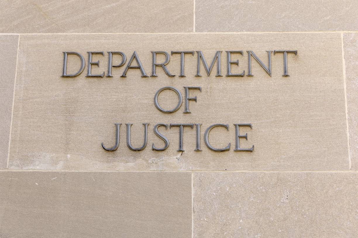 El Departamento indicó que entregó antecedentes detallados previos a la redada para “corregir el relato incompleto e inexacto establecido en la presentación” hecha por Trump. 