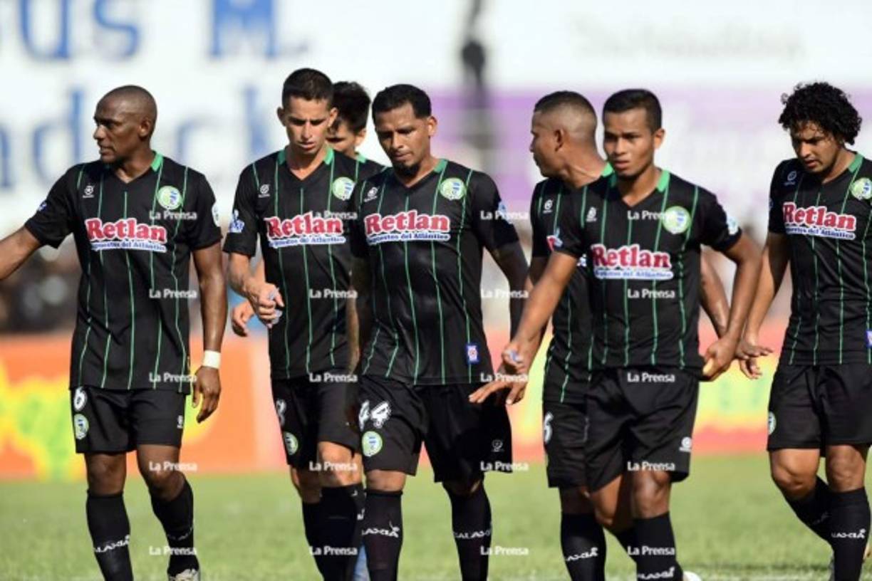 Los jugadores del Juticalpa FC, cabizbajos tras el empate contra el Honduras Progreso.