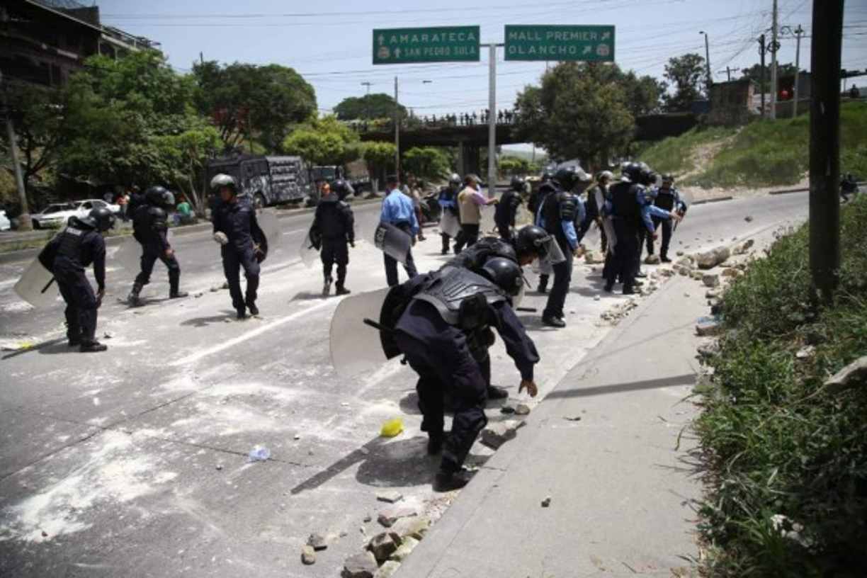 Las autoridades policiales procuraron despejar algunas vías para mentener cierto grado de circulación en lugares como Tegucigalpa.
