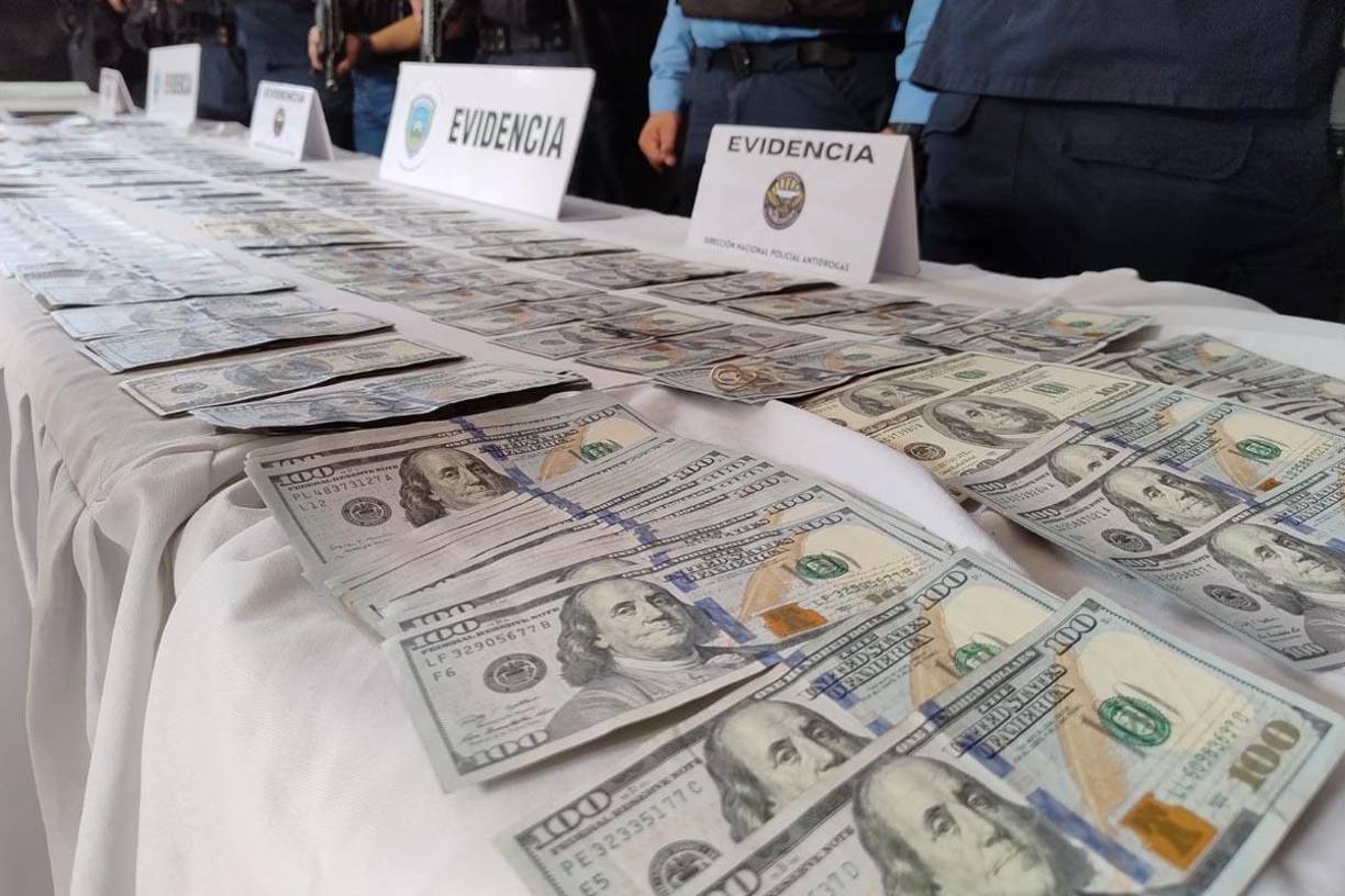 La mujer capturada tenía orden de captura pendiente por los delitos de lavado de activos, tráfico ilícito de drogas y asociación ilícita.