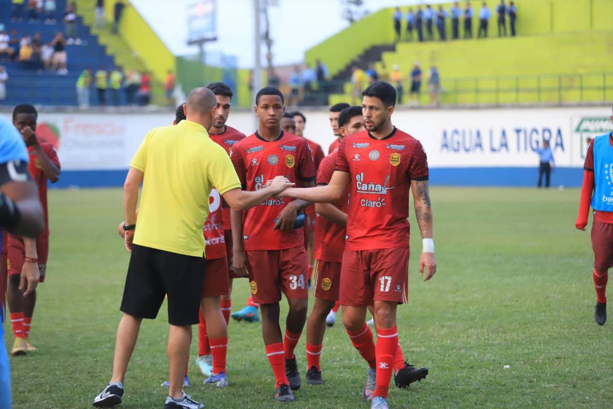 Palomo Rodríguez esperó a sus jugadores del Real España y les agradeció por el torneo Clausura 2023 realizado.