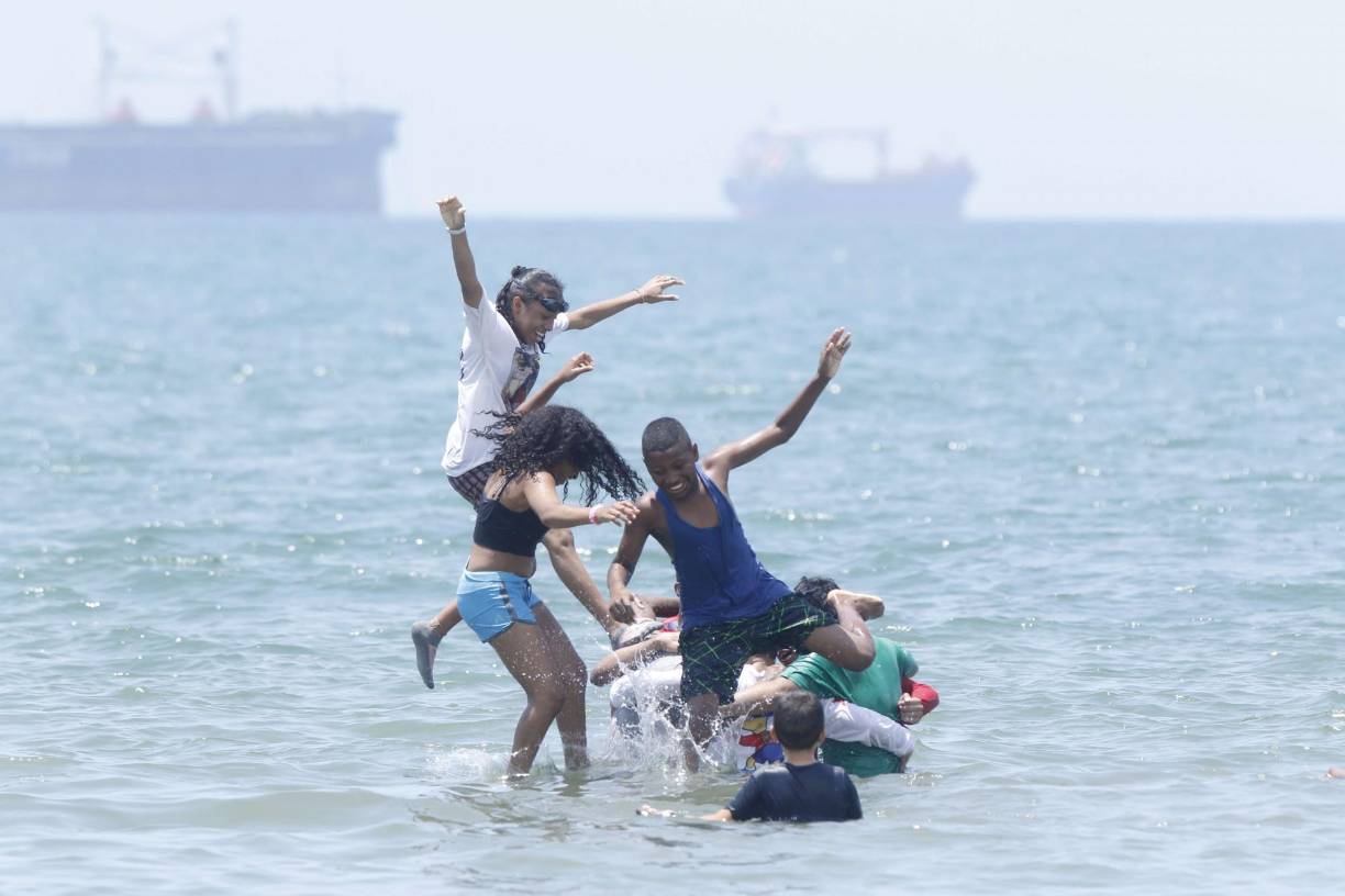 Las familias y grupos de amigos se las ingenian para hacer sus propias actividades como torres humanas en el agua, el mar siempre será uno de los destinos turísticos favoritos de los hondureños.