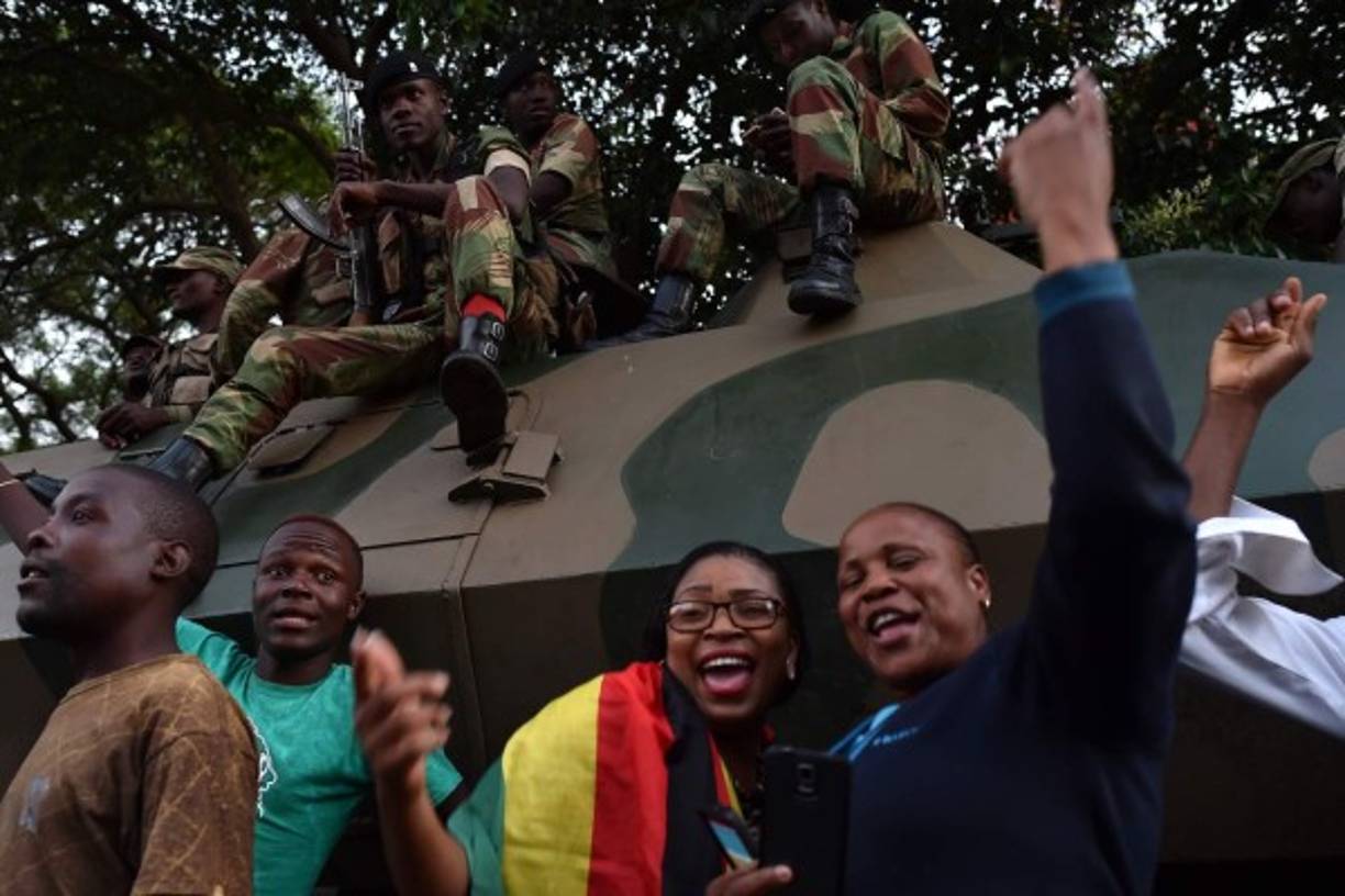 Fiesta en las calles de Zimbabue tras la renuncia del dictador Mugabe