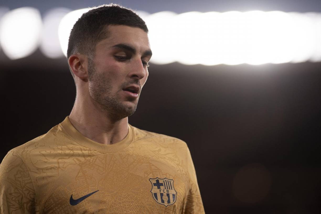 Delantero: Ferran Torres será el sustituto de Lewandowski, a menos que Xavi salga con otro planteamiento, de los jugadores que le quedan en ataque puede sorprender con Ansu Fati, quien entró en la convocatoria tras recuperarse de su lesión.