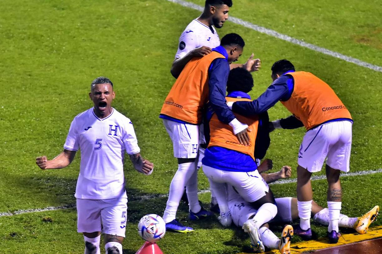 Los jugadores de la Selección de Honduras celebrando el gol de Kevin López.
