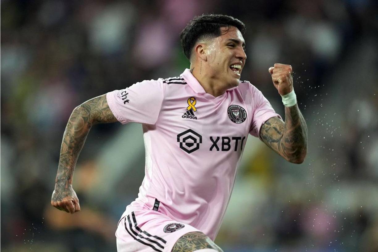 Facundo Farías - Mediocampista ofensivo de origen argentino que solicitó el ‘Tata’ Martino y que ya debutó con la camiseta rosa. Además registró tres tantos y una asistencia en el curso anterior.