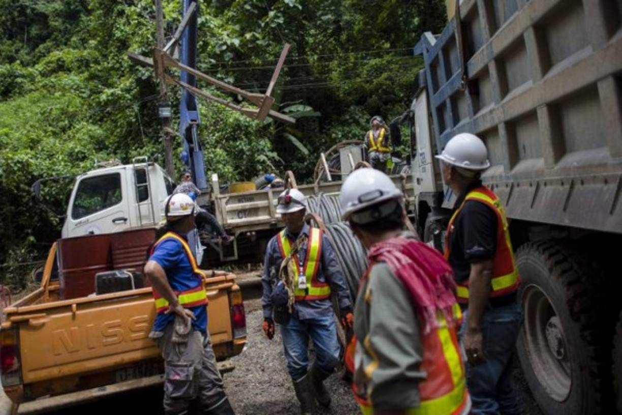 Los socorristas evitan pronunciarse a favor de una evacuación de los niños buceando, y es que según los expertos, podrían morir en el camino.
