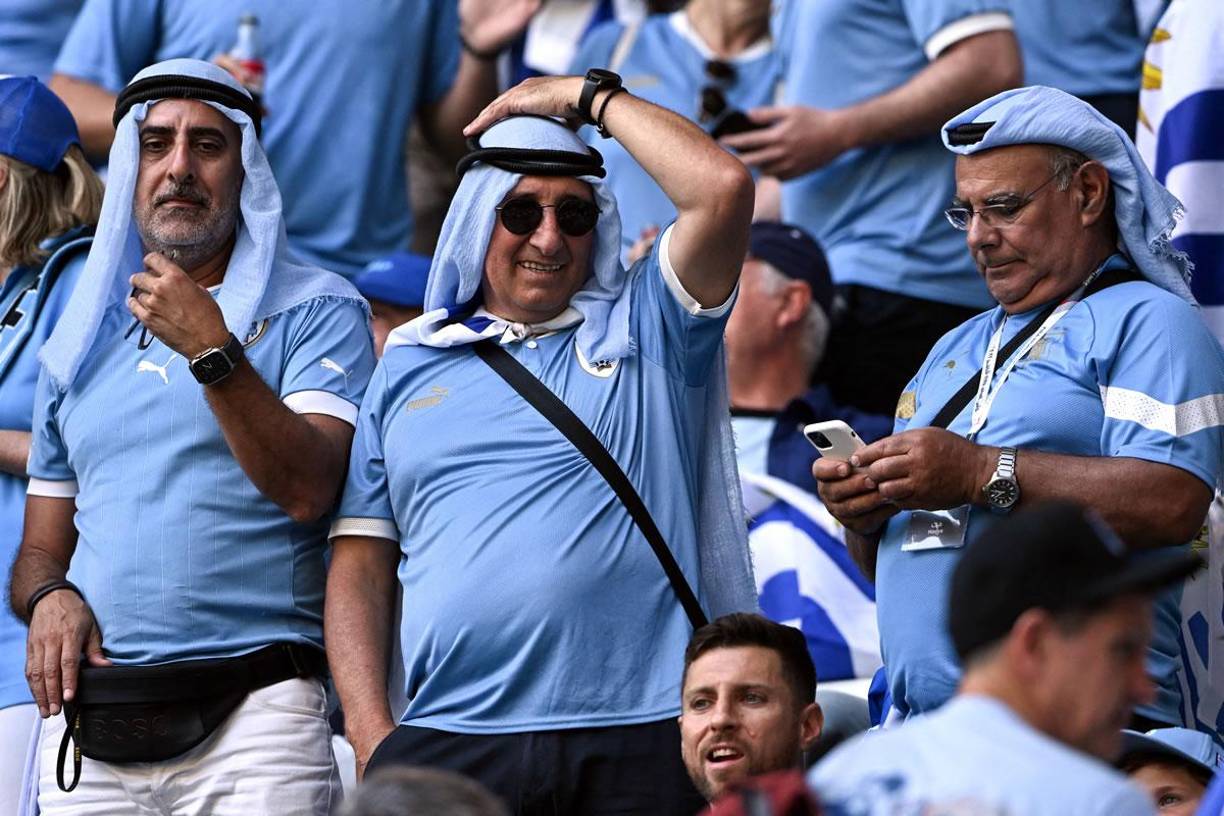 Aficionados uruguayos, vestidos con keffiyeh árabe en la cabeza.