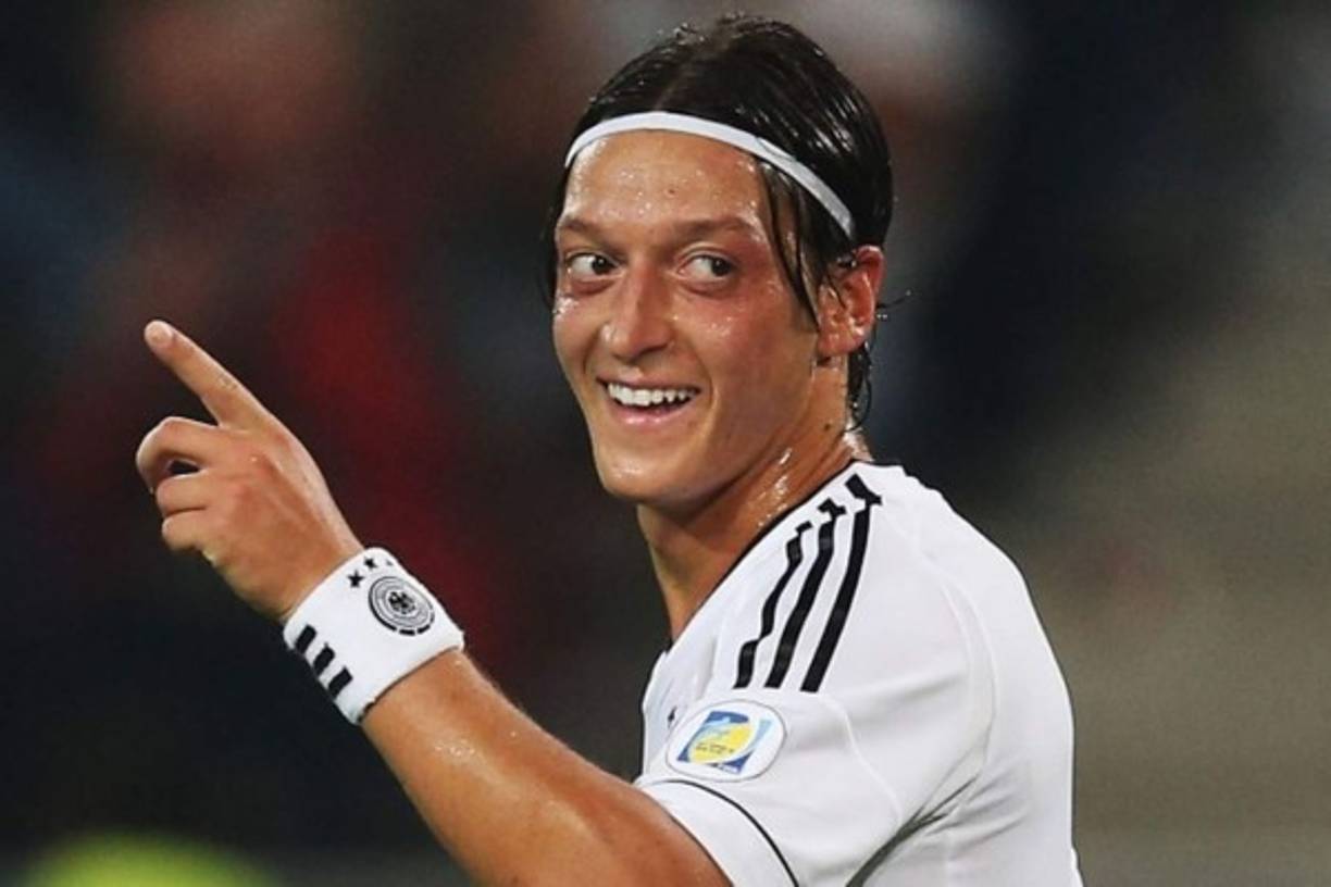 Mesut Özil. Muchos lo comparan con Nemo y con Ojito Saltón. Sus ojos juegan en otra liga.
