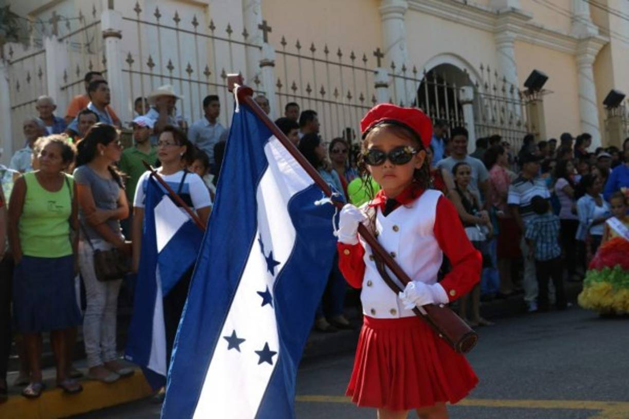 Los niños de 19 kinders de la cabecera departamental de Santa Bárbara salieron este día a desfilar en el marco de la Independencia de Honduras.<br/>