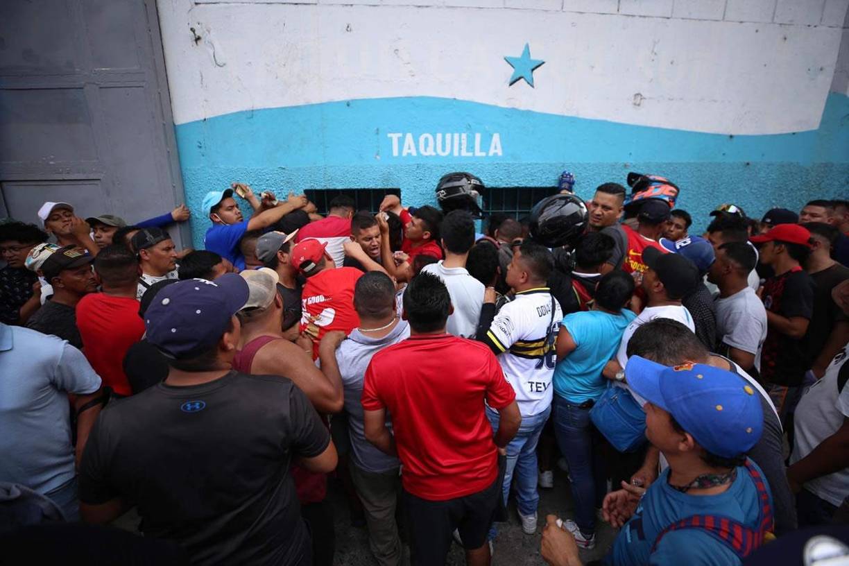 El estrés y la desesperación también se han apoderado de algunos aficionados en busca de ese boleto para la Gran Final.