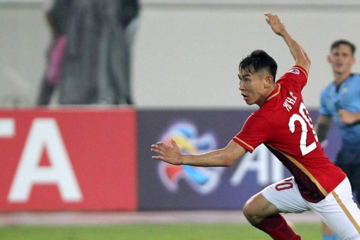 El jugador chino pasará 15 días de cárcel, pagaráuna multa económica y fue despedido de su club tras modificar la placa de su vehículo para violar la cuarentena.