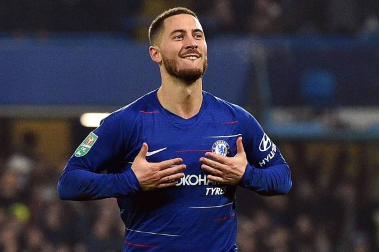 Maurizio Sarri, técnico del Chelsea, ha realizado unas declaraciones en las que deja en manos de Eden Hazard su posible marcha al Real Madrid. 'Eden tiene 28 años. Si se quiere ir, creo que tiene que irse. Por supuesto, espero que suceda lo contrario, que él quiera quedarse aquí. Tiene potencial para ser el mejor jugador de Europa en este momento'. El conjunto londinense intenta renovar el contrato de Eden Hazard que concluye el 20 de junio de 2020.
